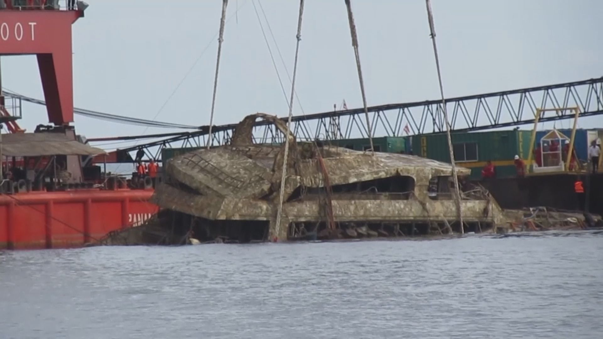 泰國將沉沒布吉觀光船打撈上水