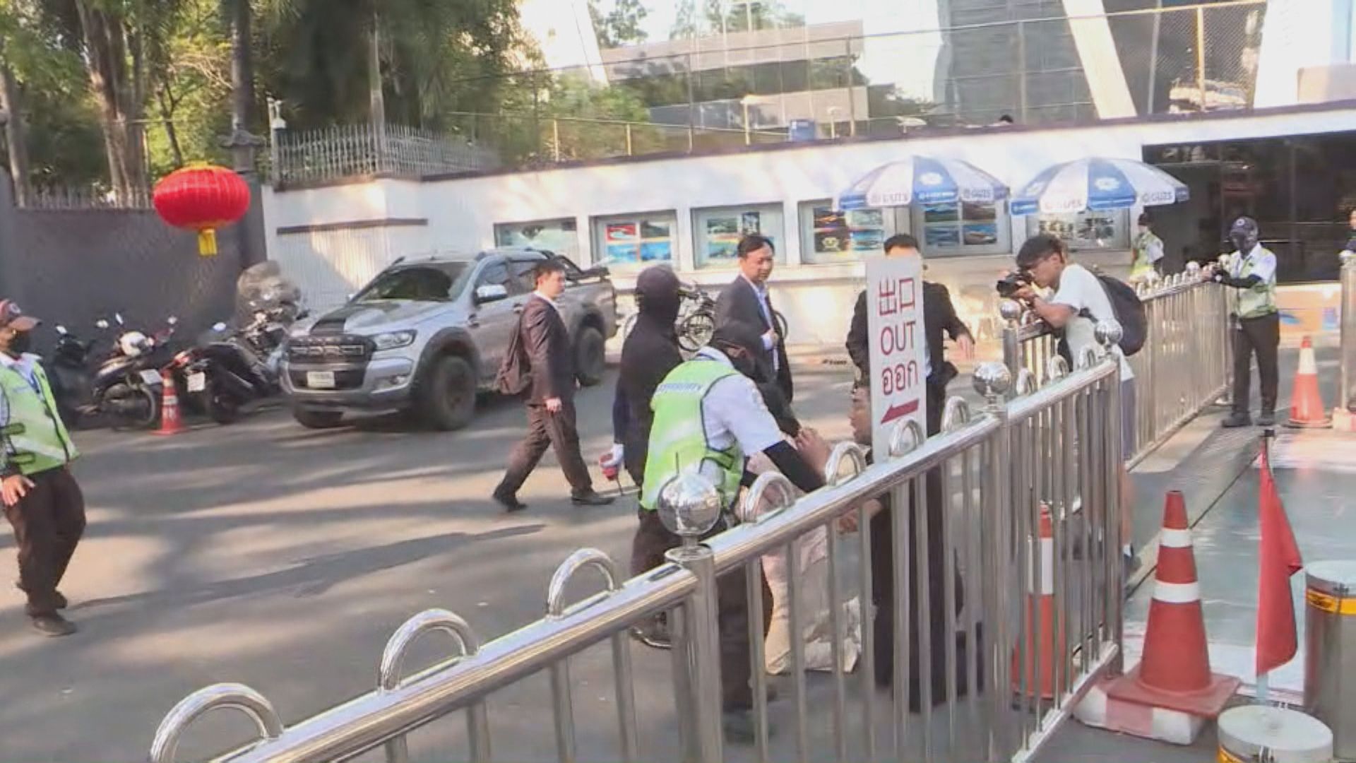 【記者曼谷直擊】山東夫婦赴中國駐泰國大使館跪地哭訴求救失蹤獨子