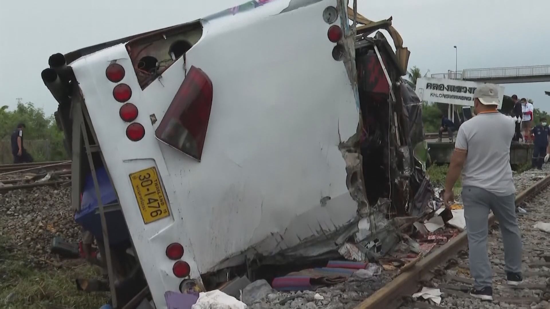 泰旅遊巴與火車相撞多人死傷　副總理要求徹查出事原因