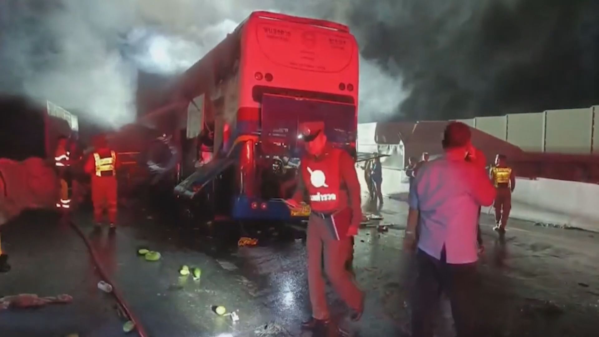 泰國旅遊巴撞貨櫃車再引發連環車禍　至少7死53傷