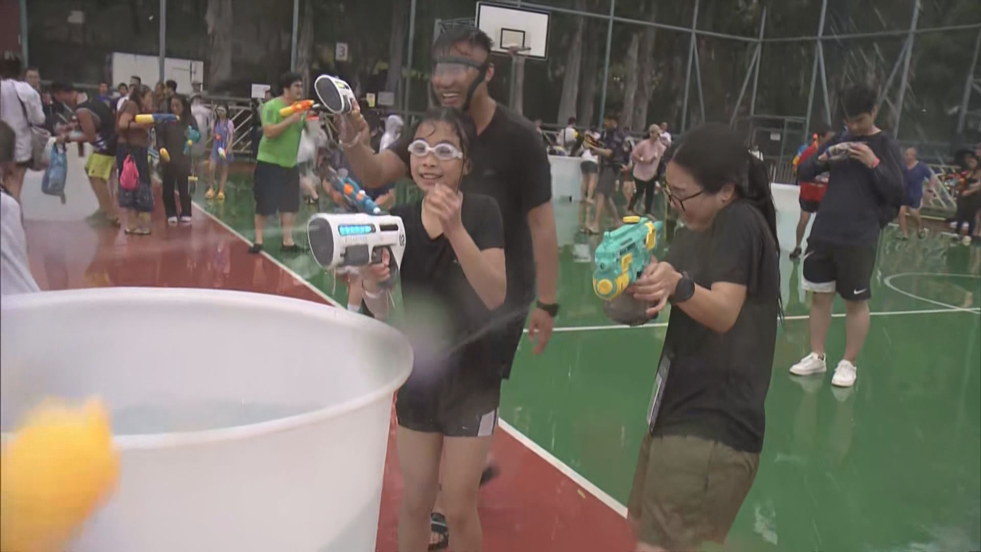 九龍城潑水節因雷暴警告暫停　戰況仍激烈