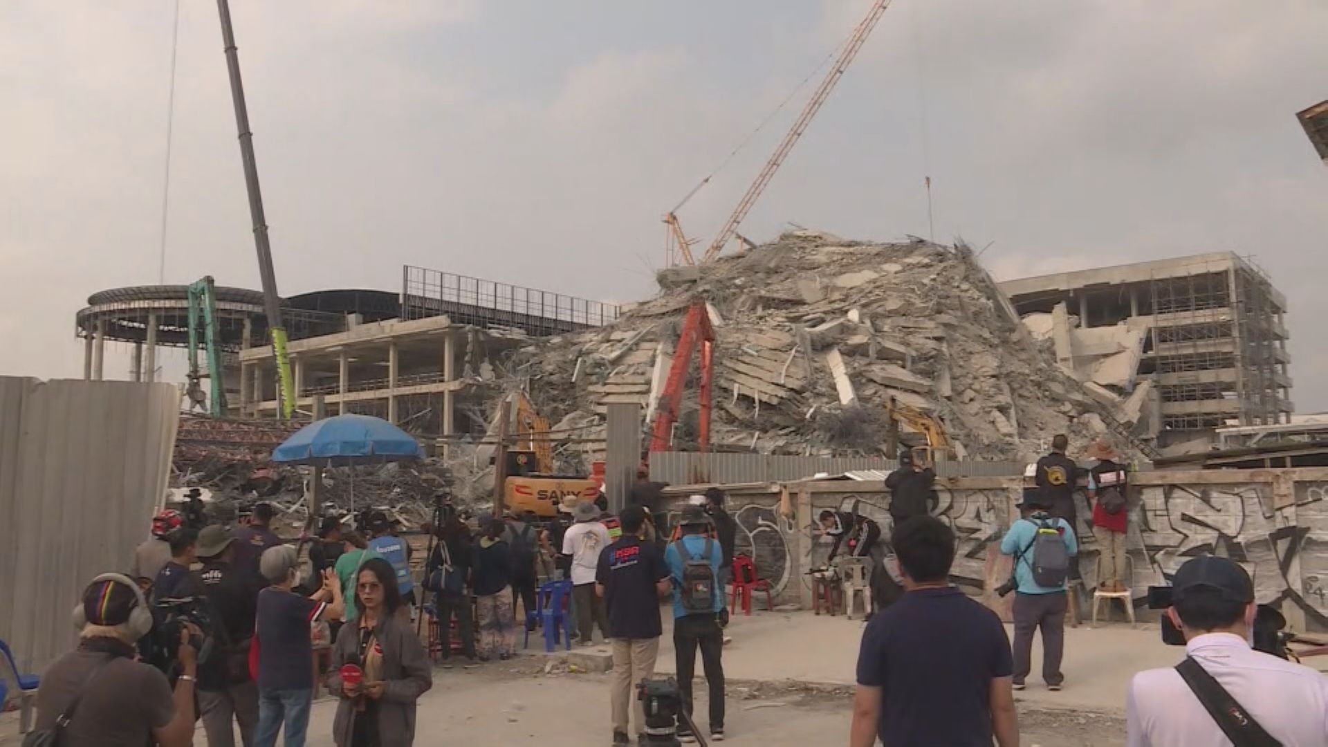 緬甸地震｜曼谷倒塌在建大樓外有失蹤者家屬帶祭品祈福　多國救援隊陸續抵泰緬