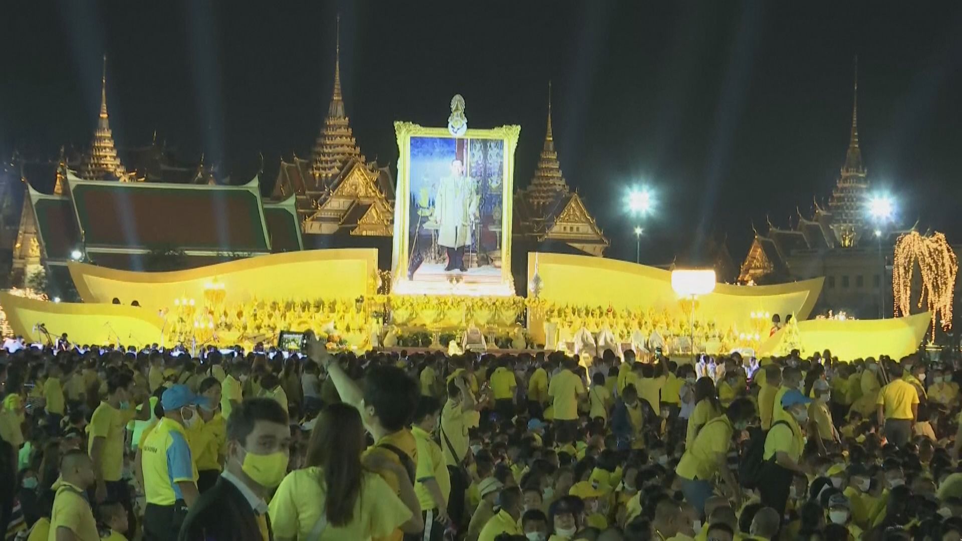 曼谷數千人聚集紀念普密蓬誕辰