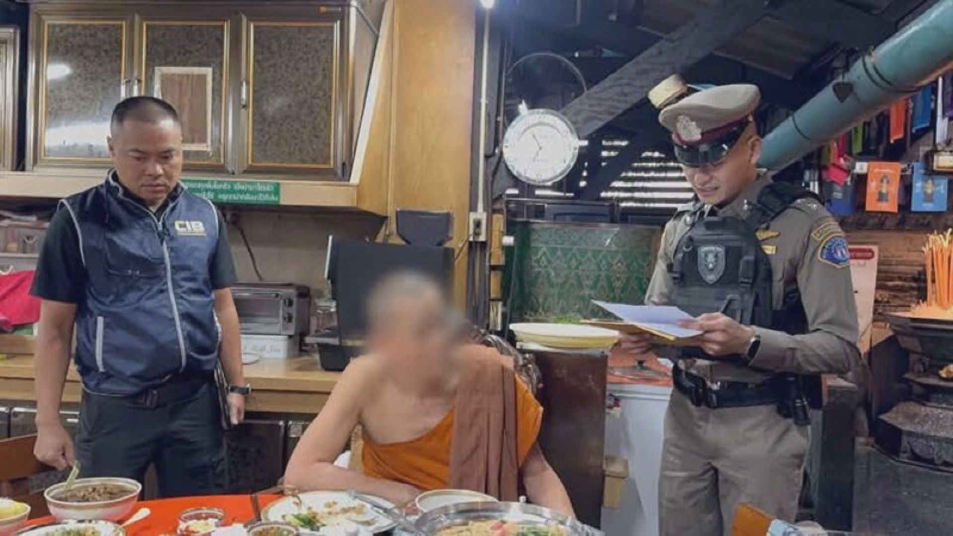 佛門醜聞｜泰國知名寺廟住持涉侵吞公款被捕　閉路電視片段揭與女子不雅行為