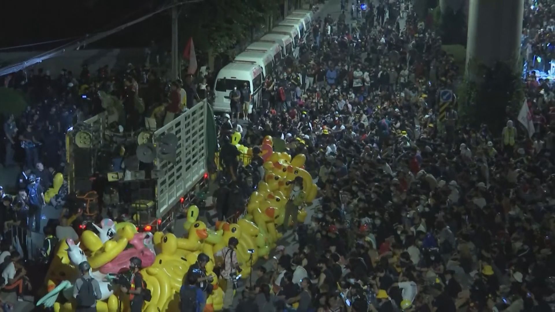 泰國反政府示威者到軍營外抗議