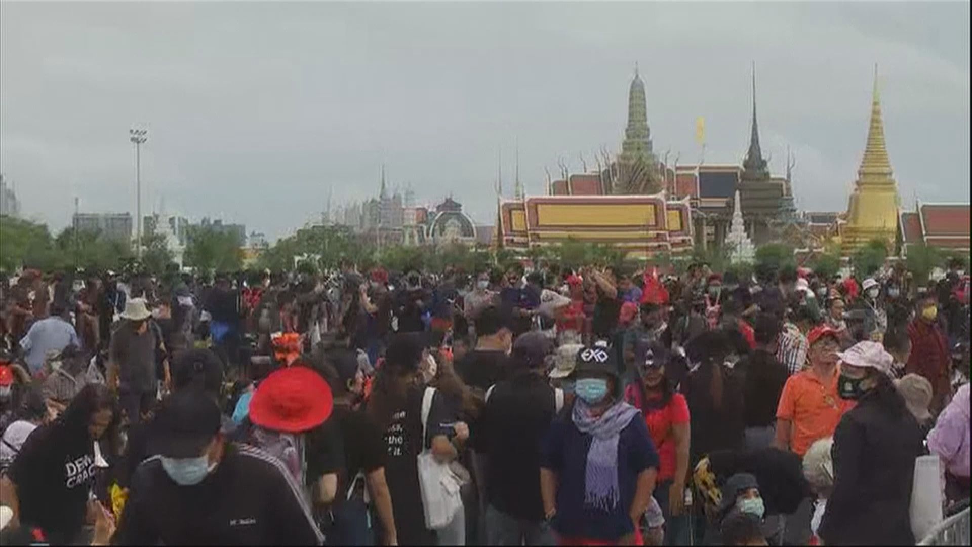 泰國大型反政府示威持續　民眾通宵留守