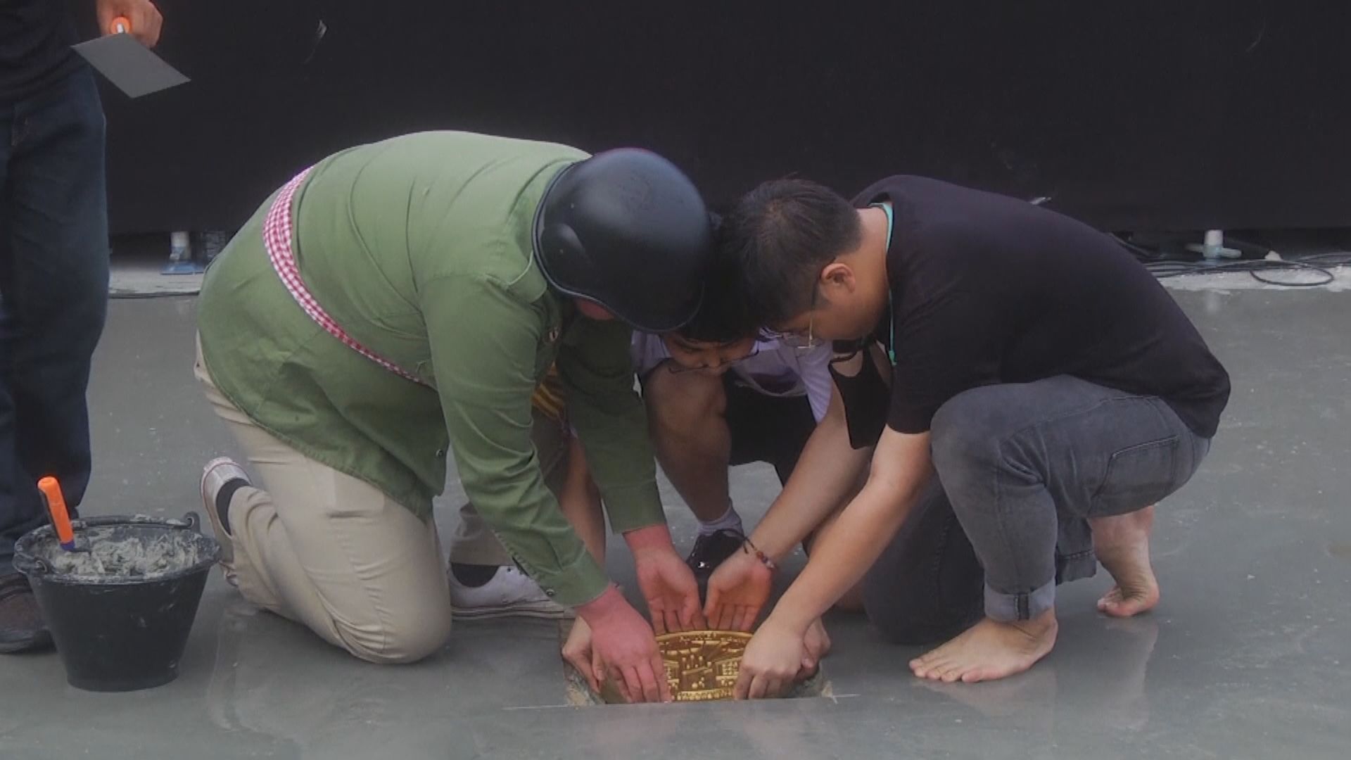 泰國曼谷反政府示威者放置刻上「國家屬於人民」紀念牌