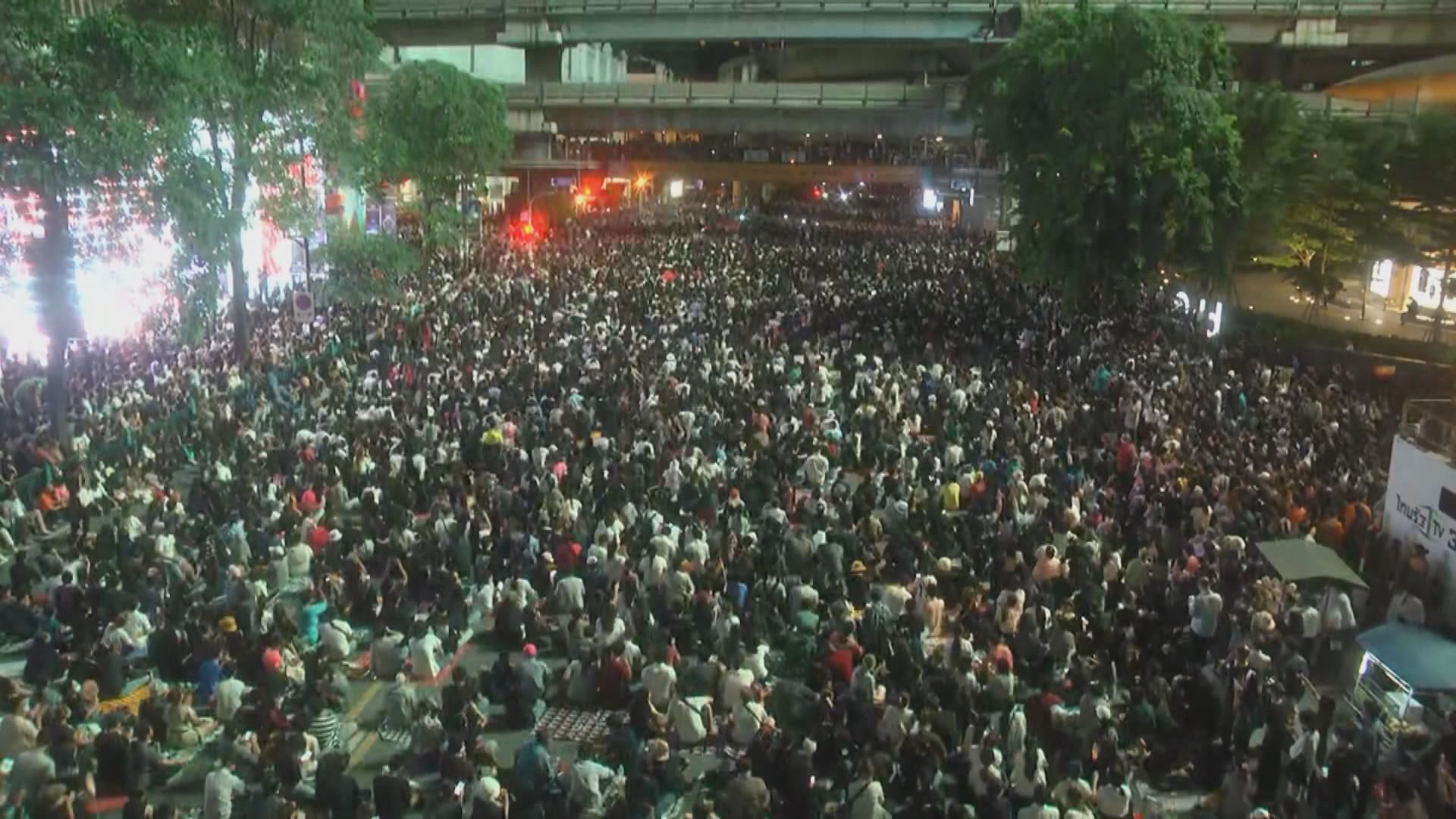 消息指泰國政府調派士兵到曼谷保護政府大樓和國會