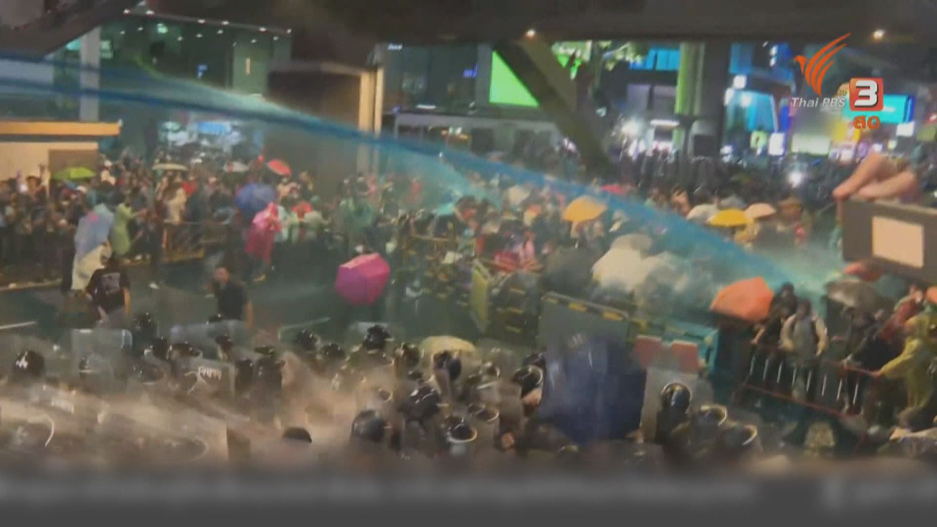 泰國警方水炮車驅散反政府示威者　示威者打開雨傘遮擋