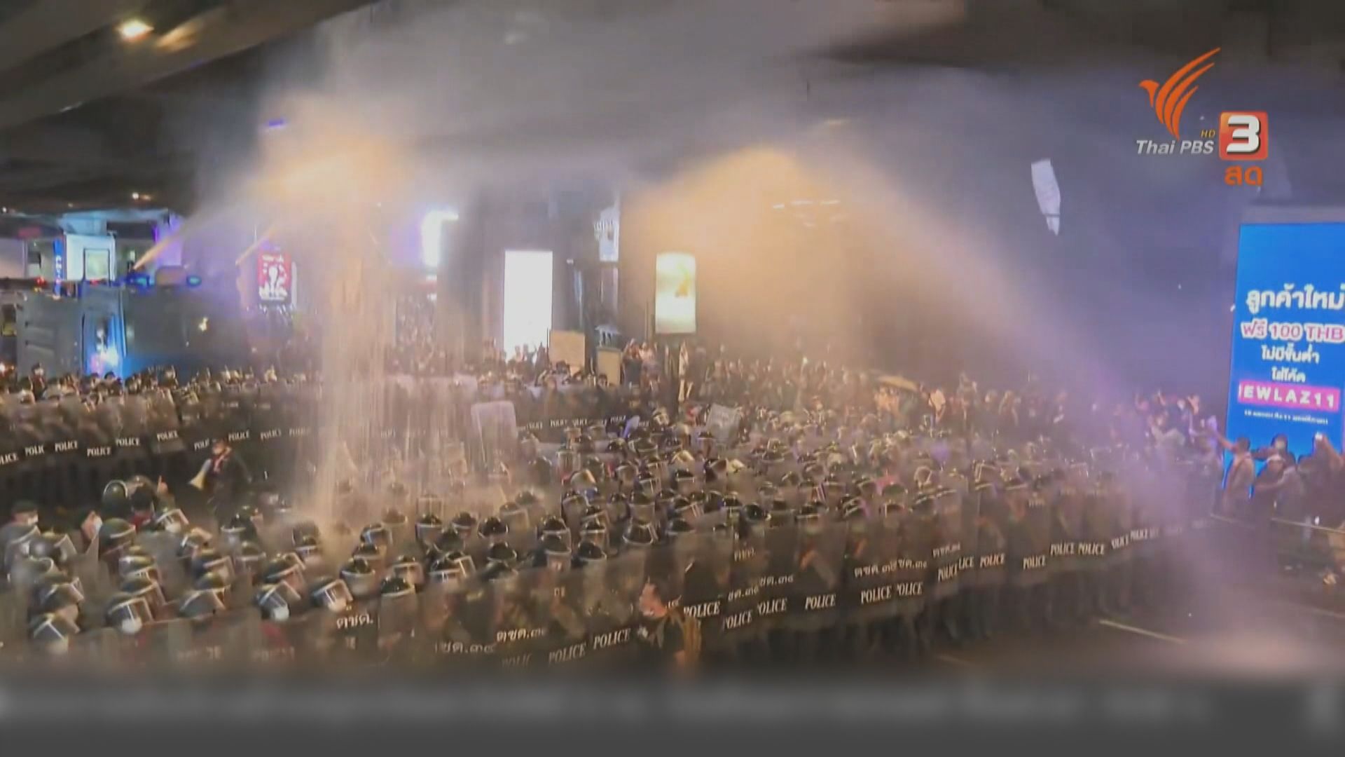 泰國警方出動水炮車驅散　示威者築起雨傘陣