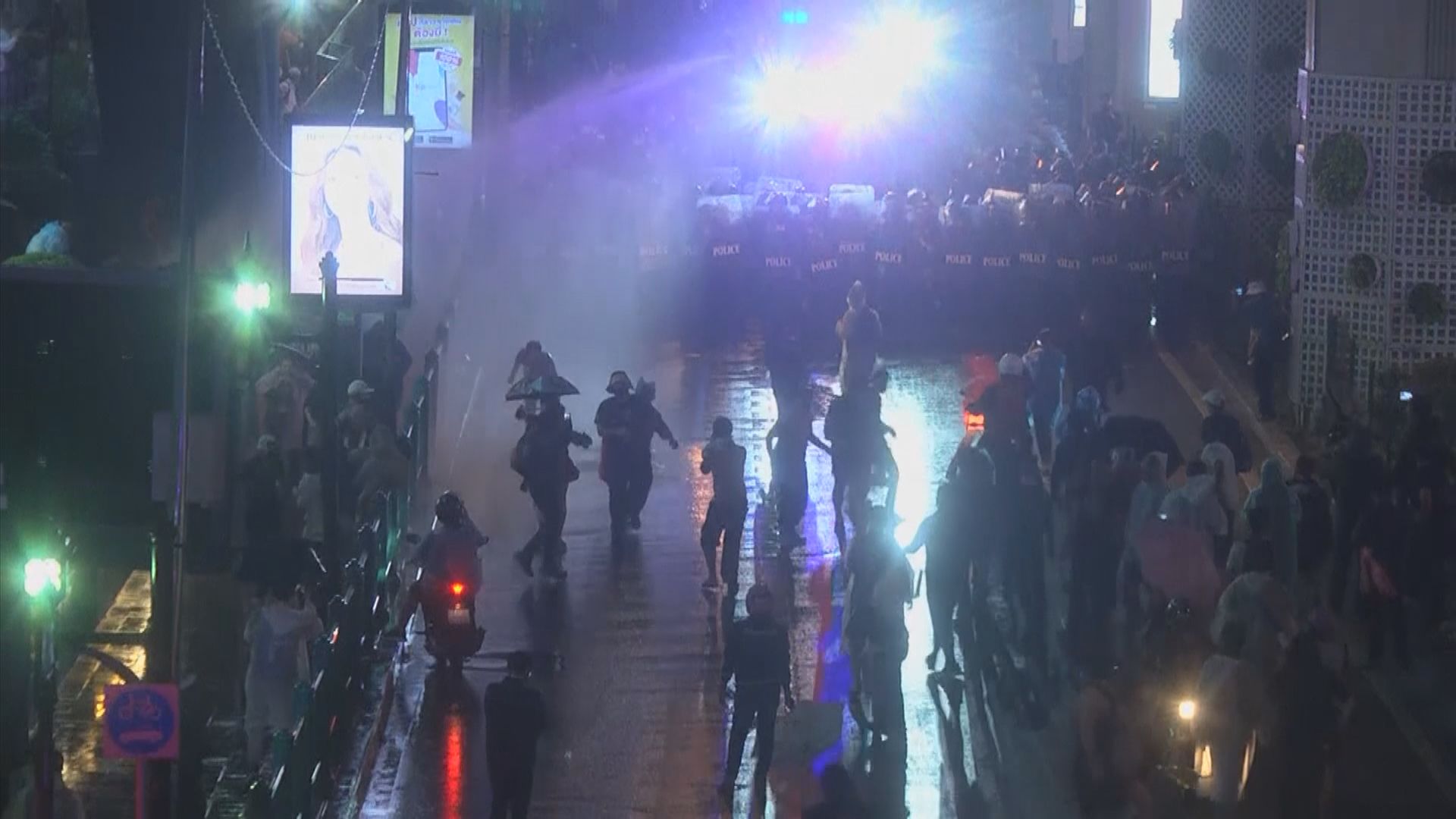 泰國示威領袖號召民眾下午再上街　12示威領袖被通緝