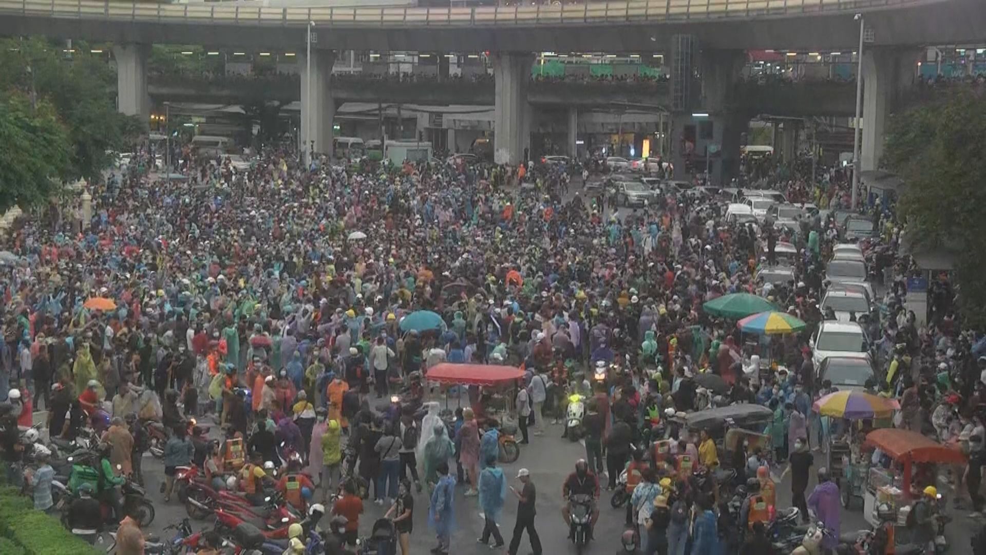 泰國曼谷多地有人聚集示威