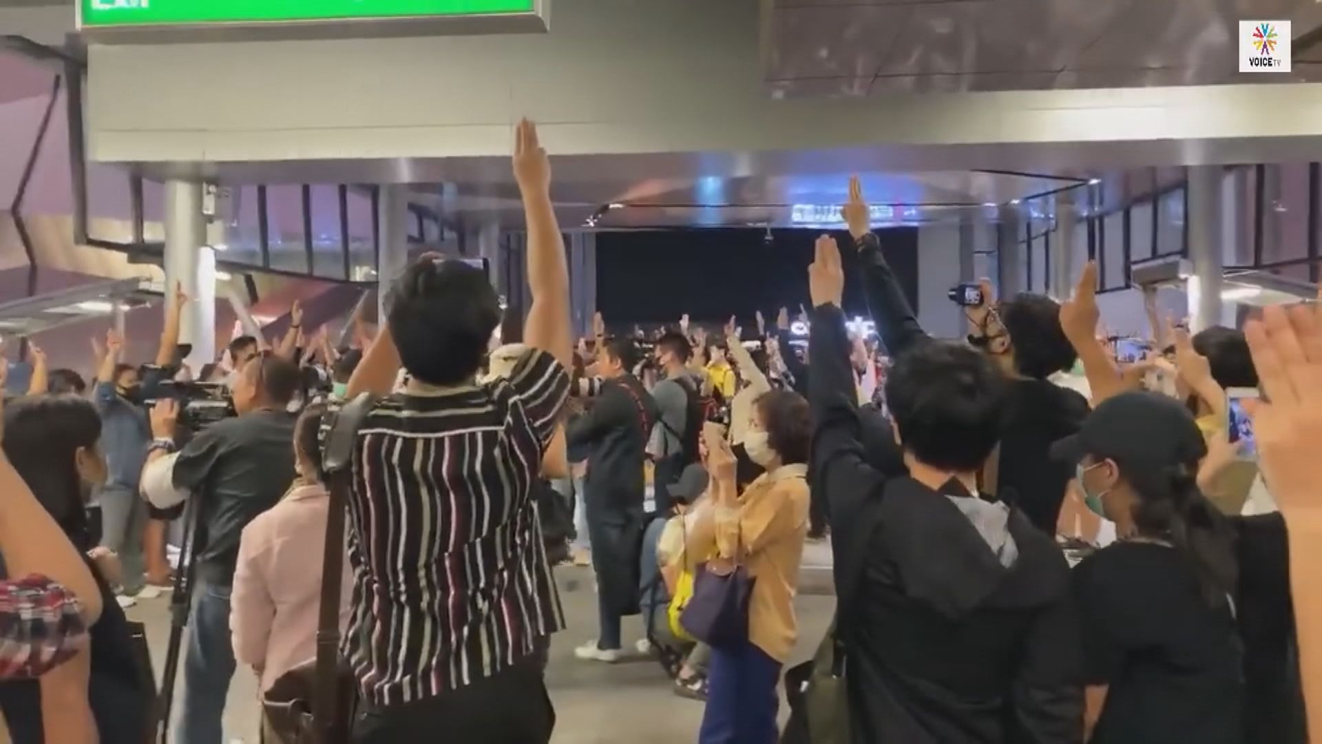 泰國民眾傍晚到各鐵路站「快閃」示威