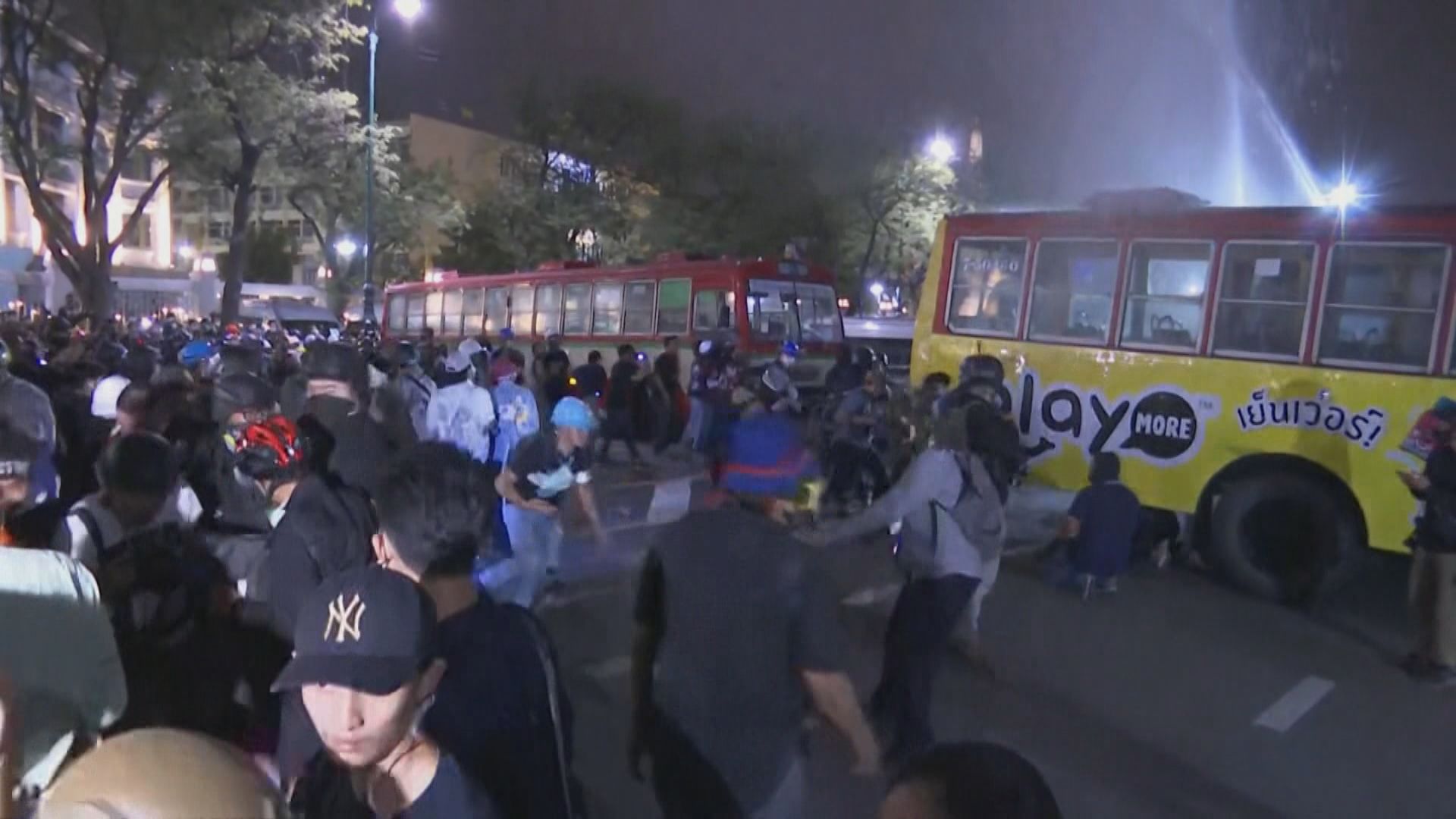 泰國反政府示威　警察射水炮驅散