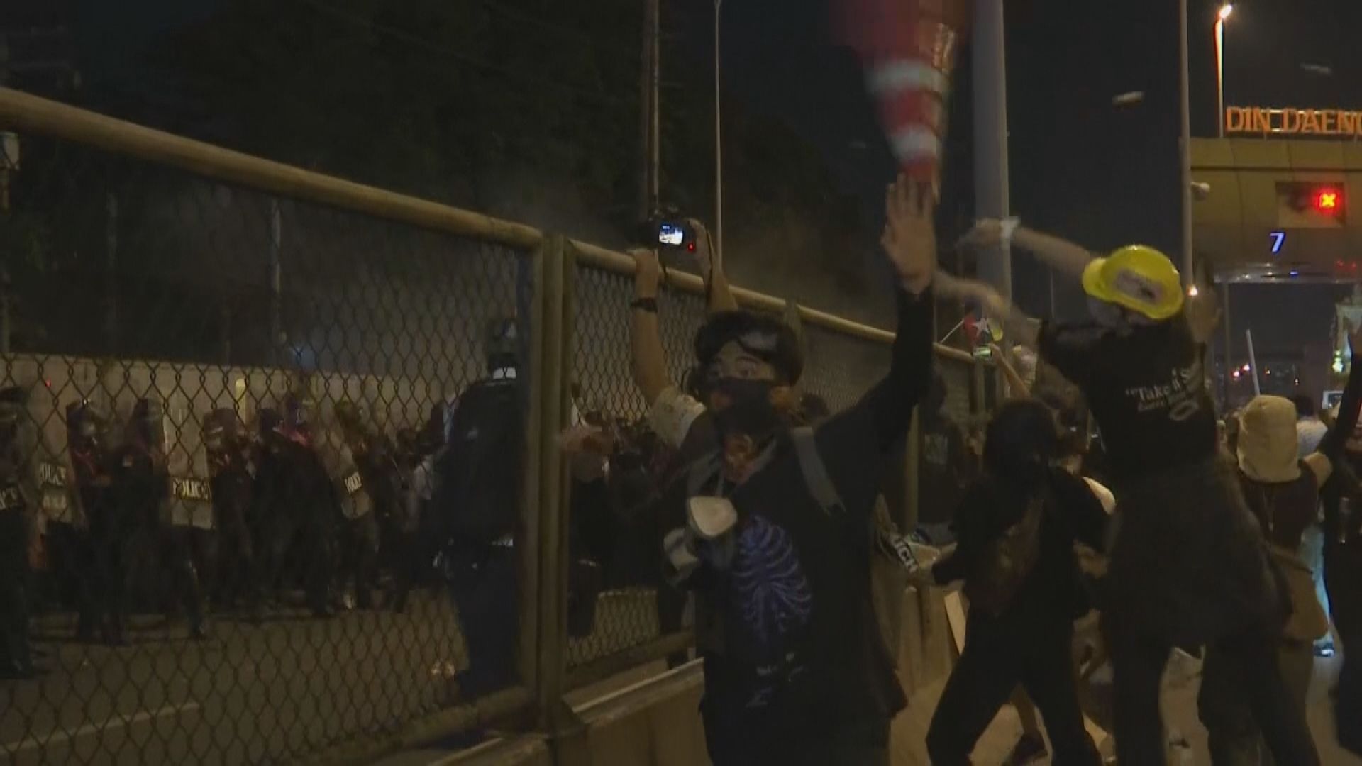 曼谷有示威促泰王放棄兵權