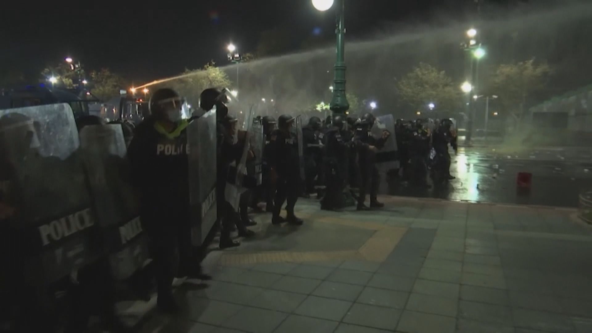 泰國曼谷警方發射水炮橡膠子彈驅散示威者