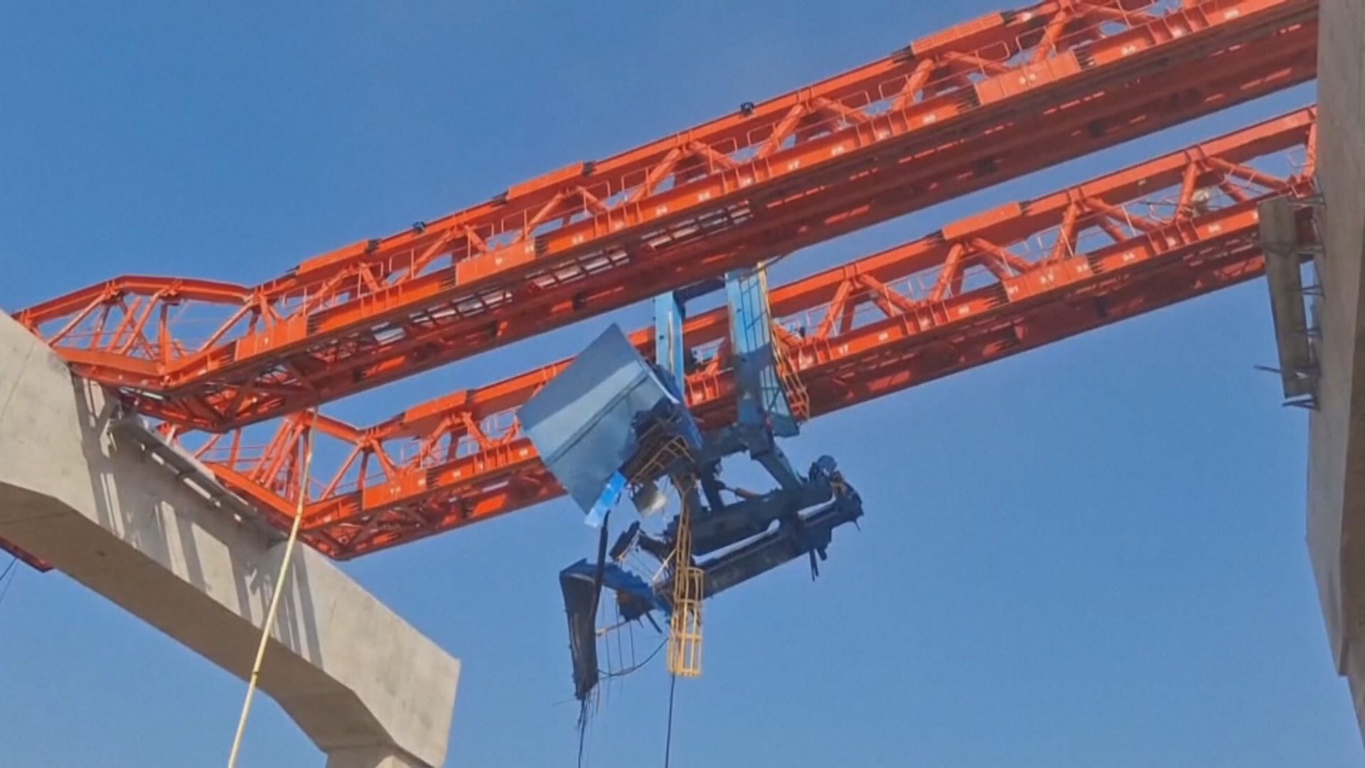 泰國鐵路工程天秤塌下擊中載客火車　數十人死傷