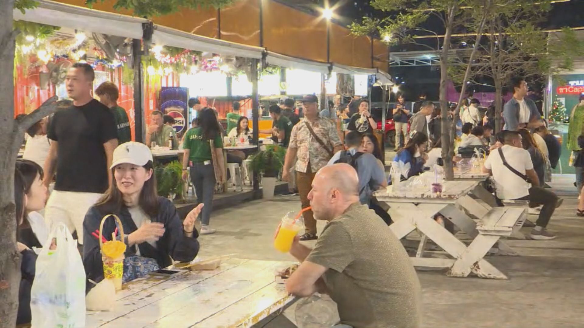 曼谷夜市暫未受禁錮事件影響　華人旅客隨處可見