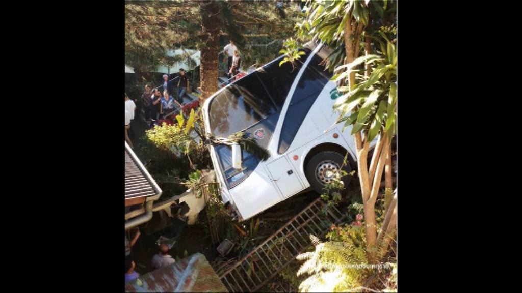 載有中國遊客旅遊巴清邁墮山坡　11傷