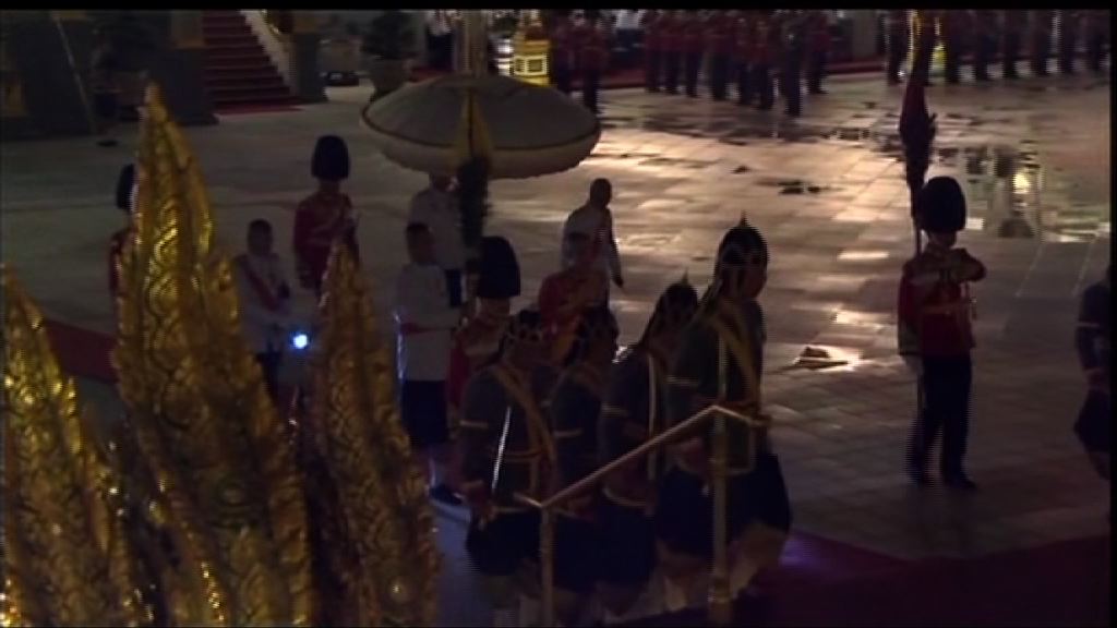 哇集拉隆功主持父親普密蓬火化