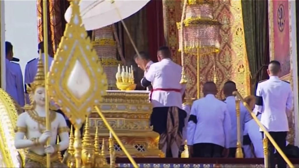 已故泰王普密蓬骨灰移送至大王宮
