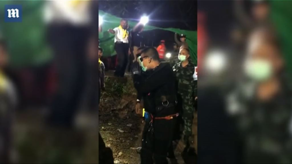 救援人員離開泰國洞穴時受到熱烈歡迎