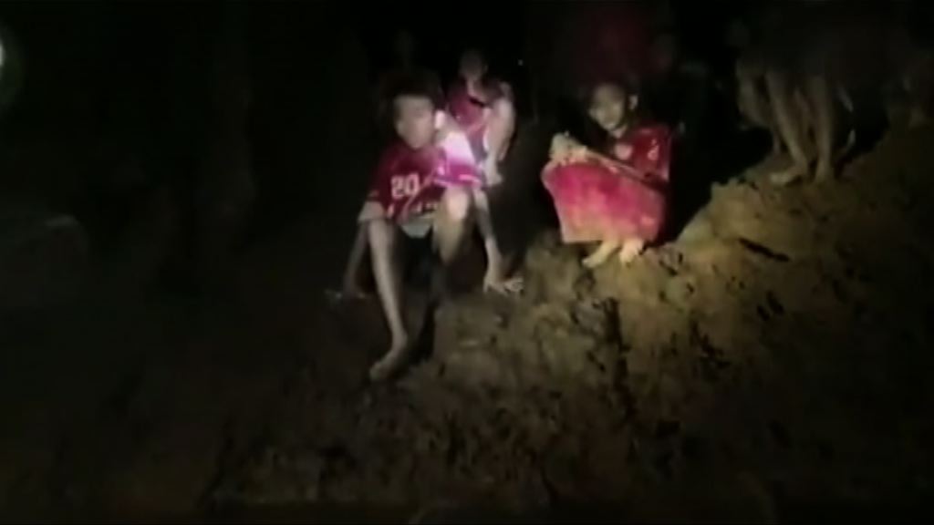 泰國當局初步決定教被困少年足球隊潛水離開