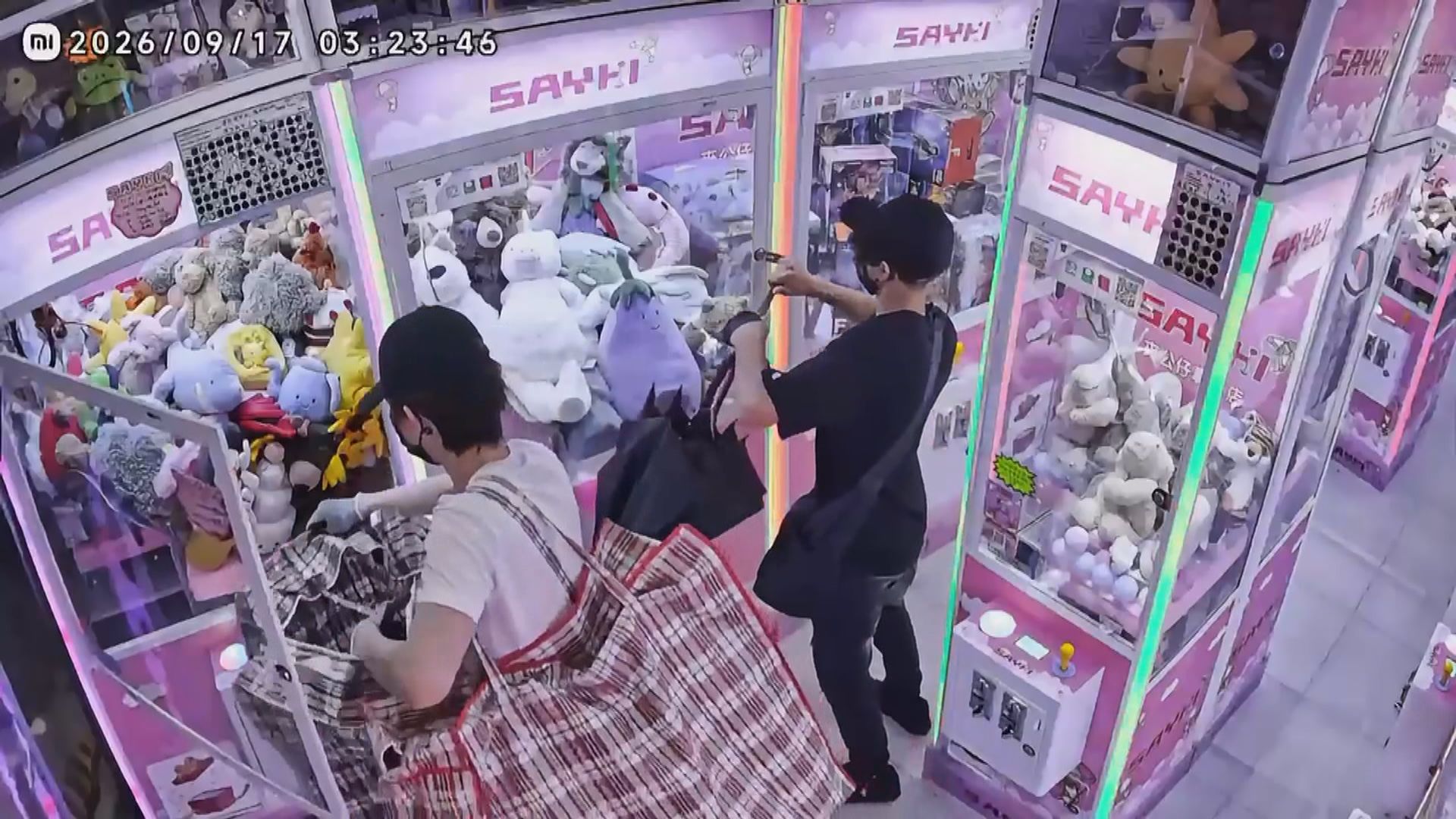 警拘三男涉夜盜大圍夾公仔店　掠近百公仔涉款7萬元
