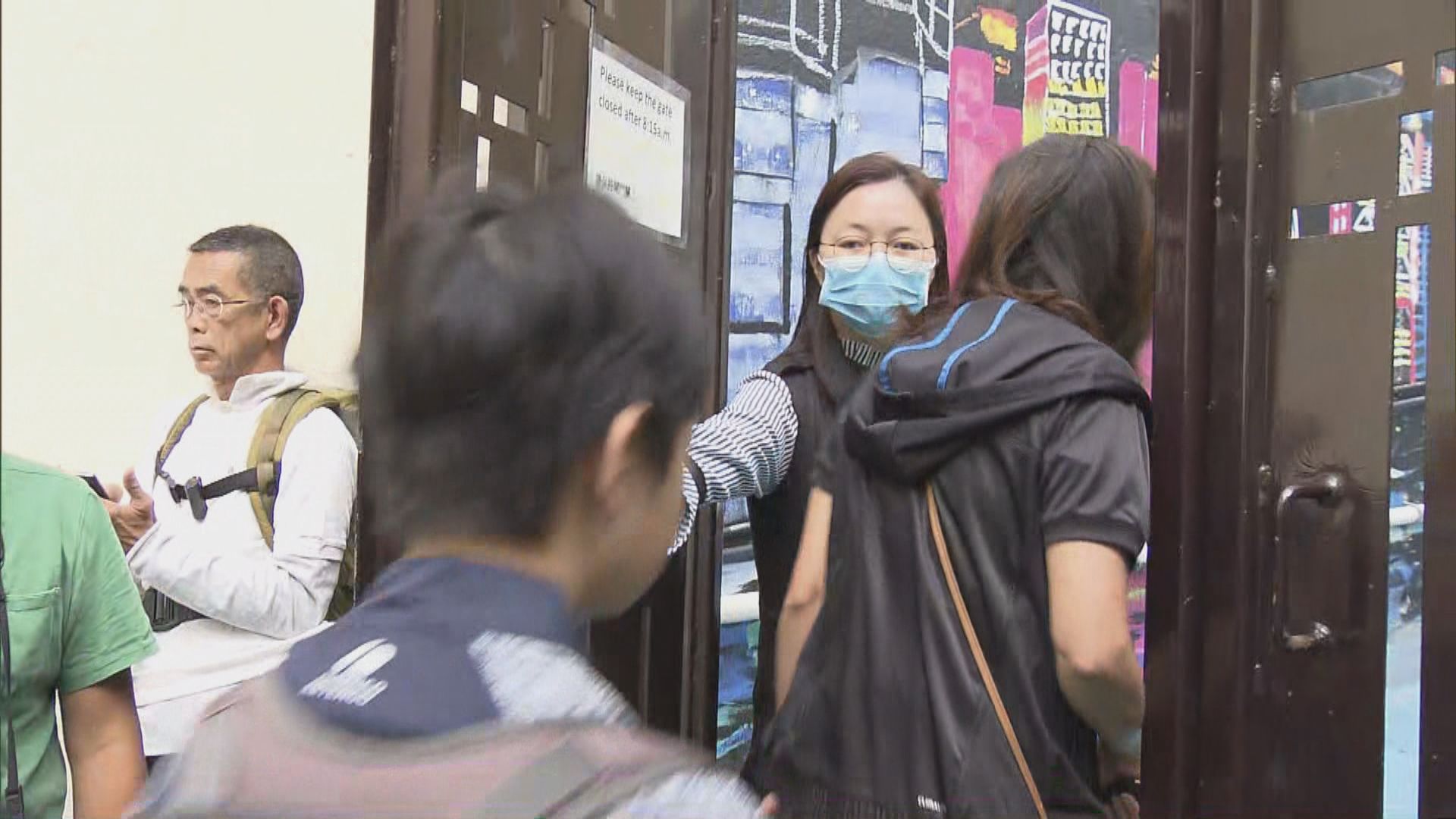 朗思學校中學生於長沙灣原址復課