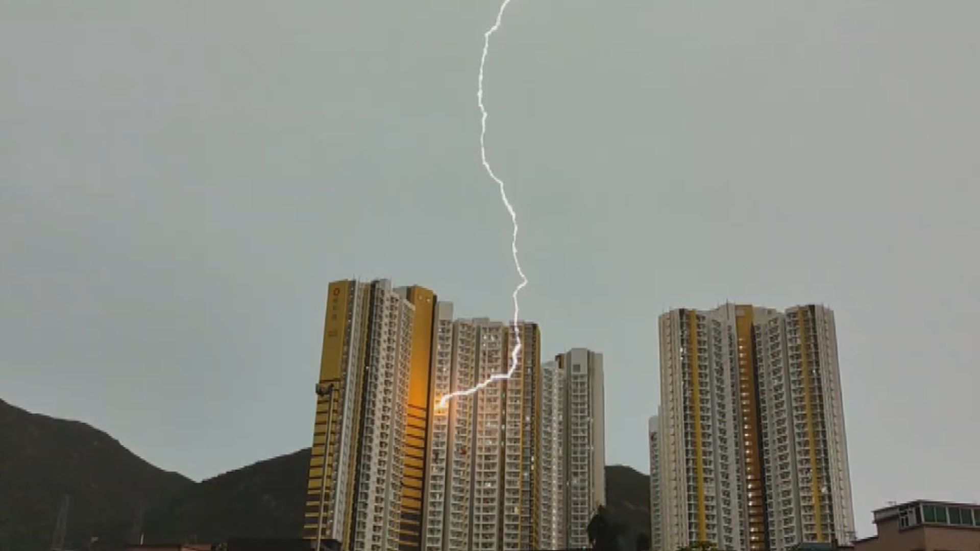 屯門和田邨一單位被雷電擊中 外牆缺角無人傷