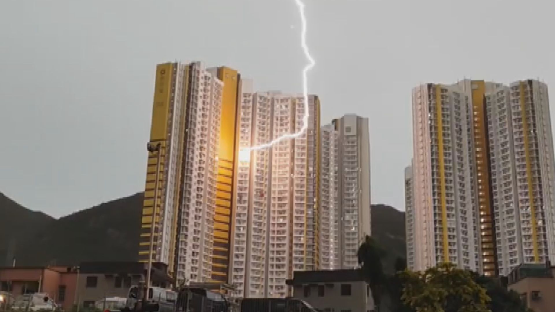 屯門和田邨一單位被雷電擊中 外牆缺角無人傷 女戶主稱女兒不敢入房