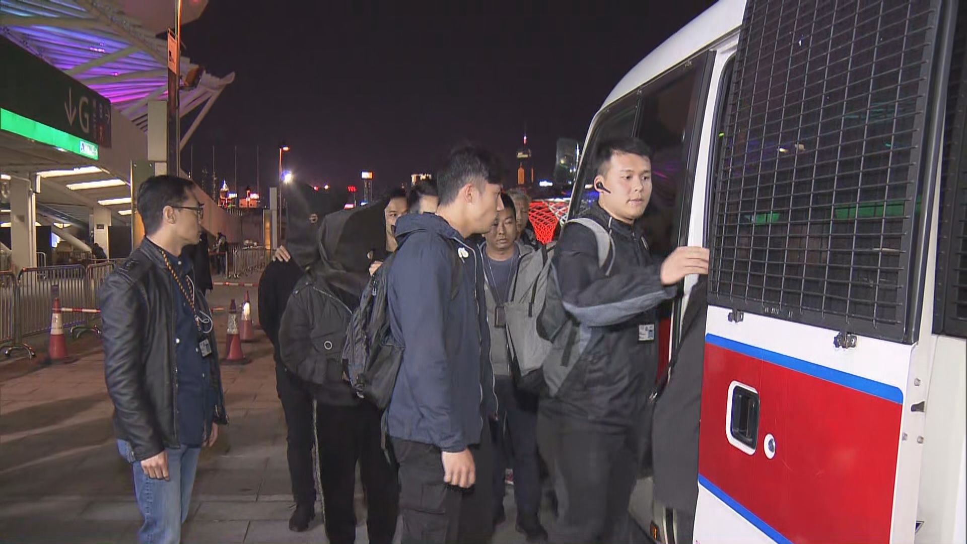 警方入境處打擊炒賣演唱會門票拘11人