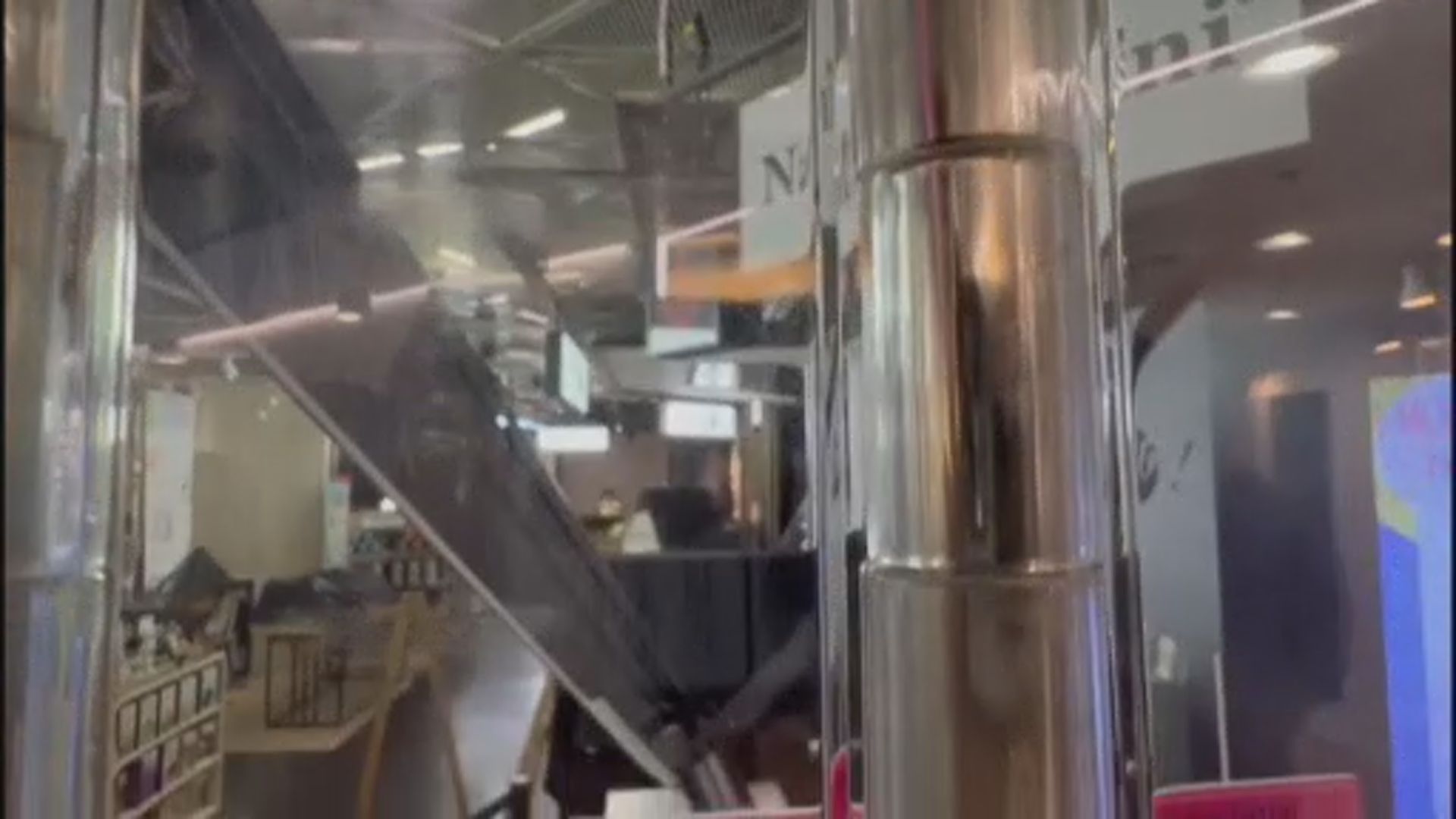 銅鑼灣有化妝品店天花燈架塌下　一名女子頭部輕傷送院