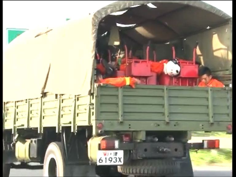 救援人員帶同重型裝備到爆炸現場救援