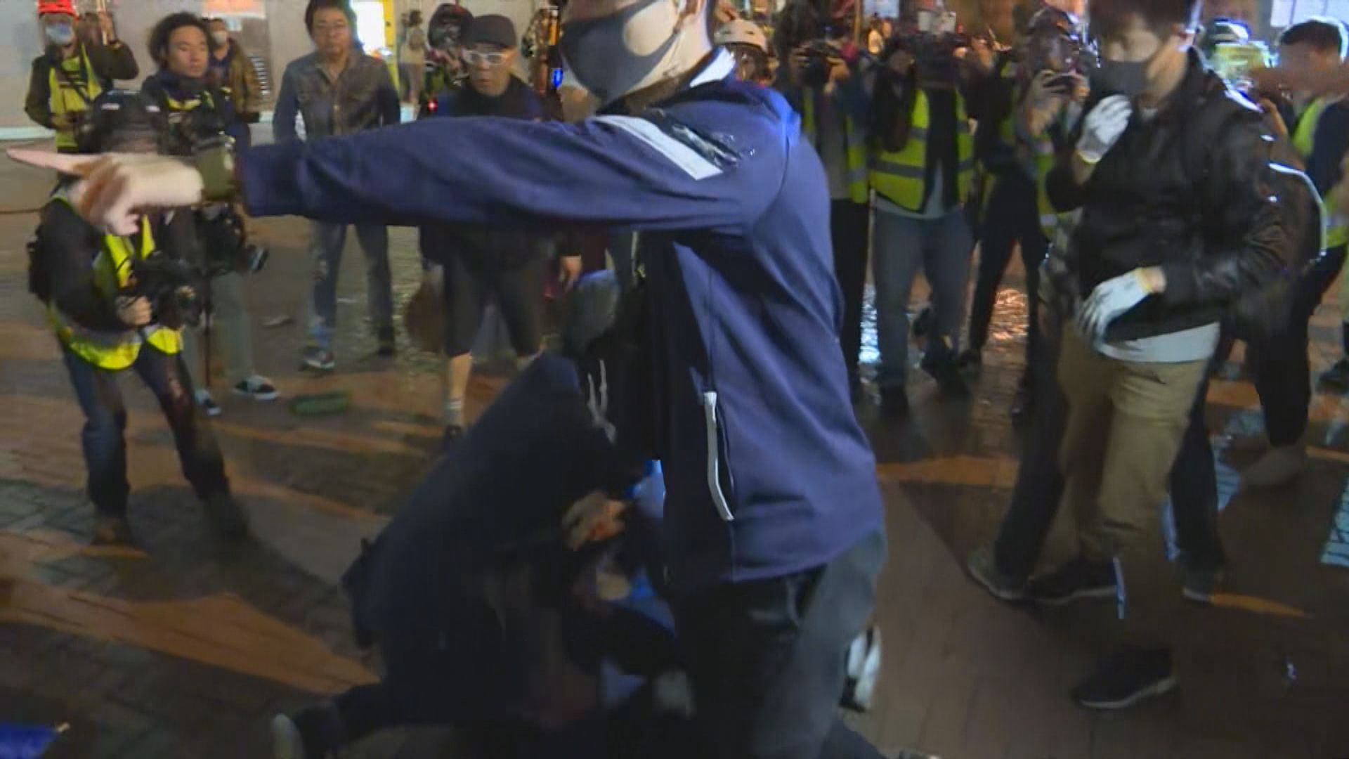 悼念墮樓學生周梓樂演變成堵路　防暴警制服多人