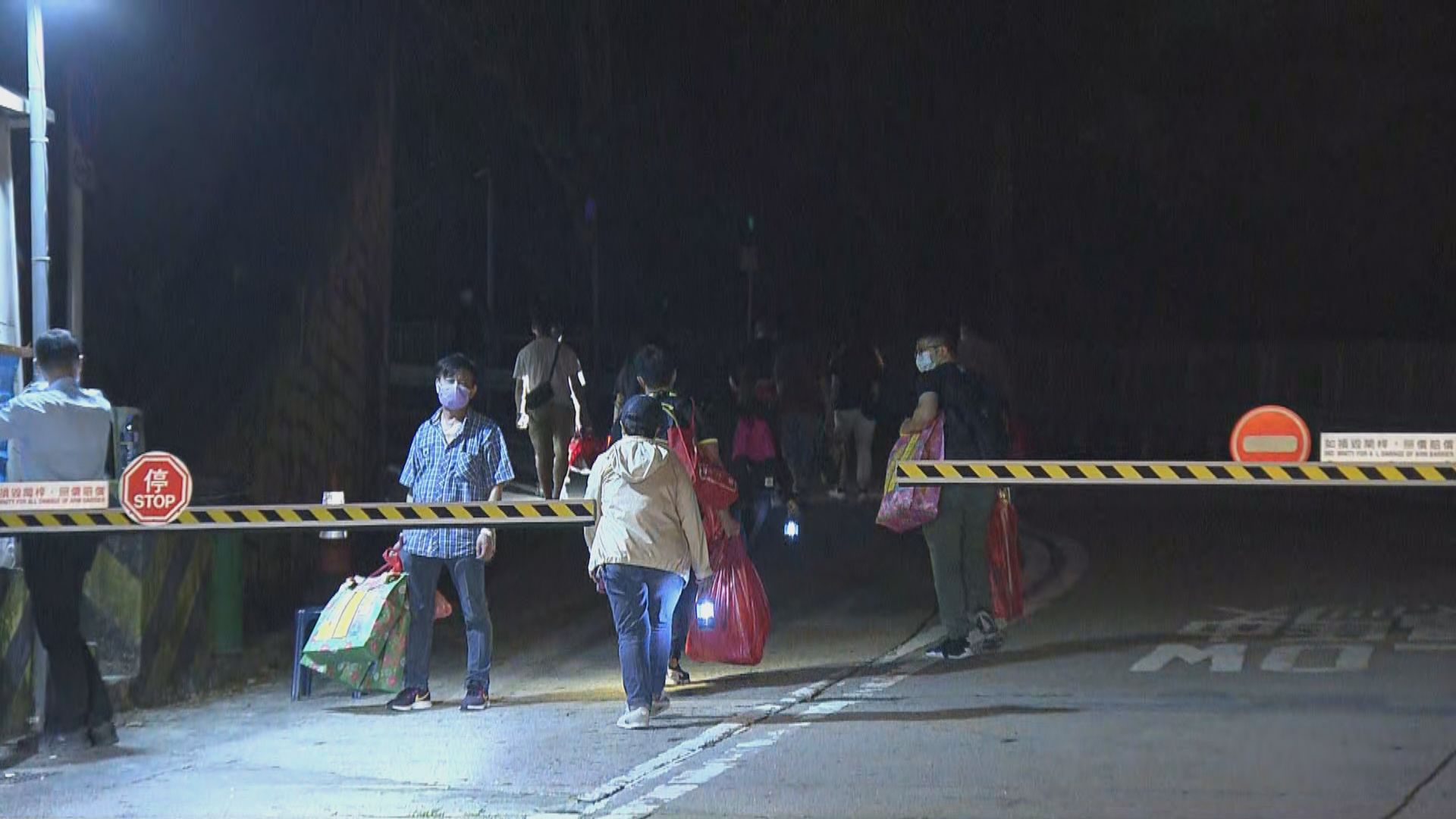 將軍澳墳場市民摸黑徒步上山掃墓