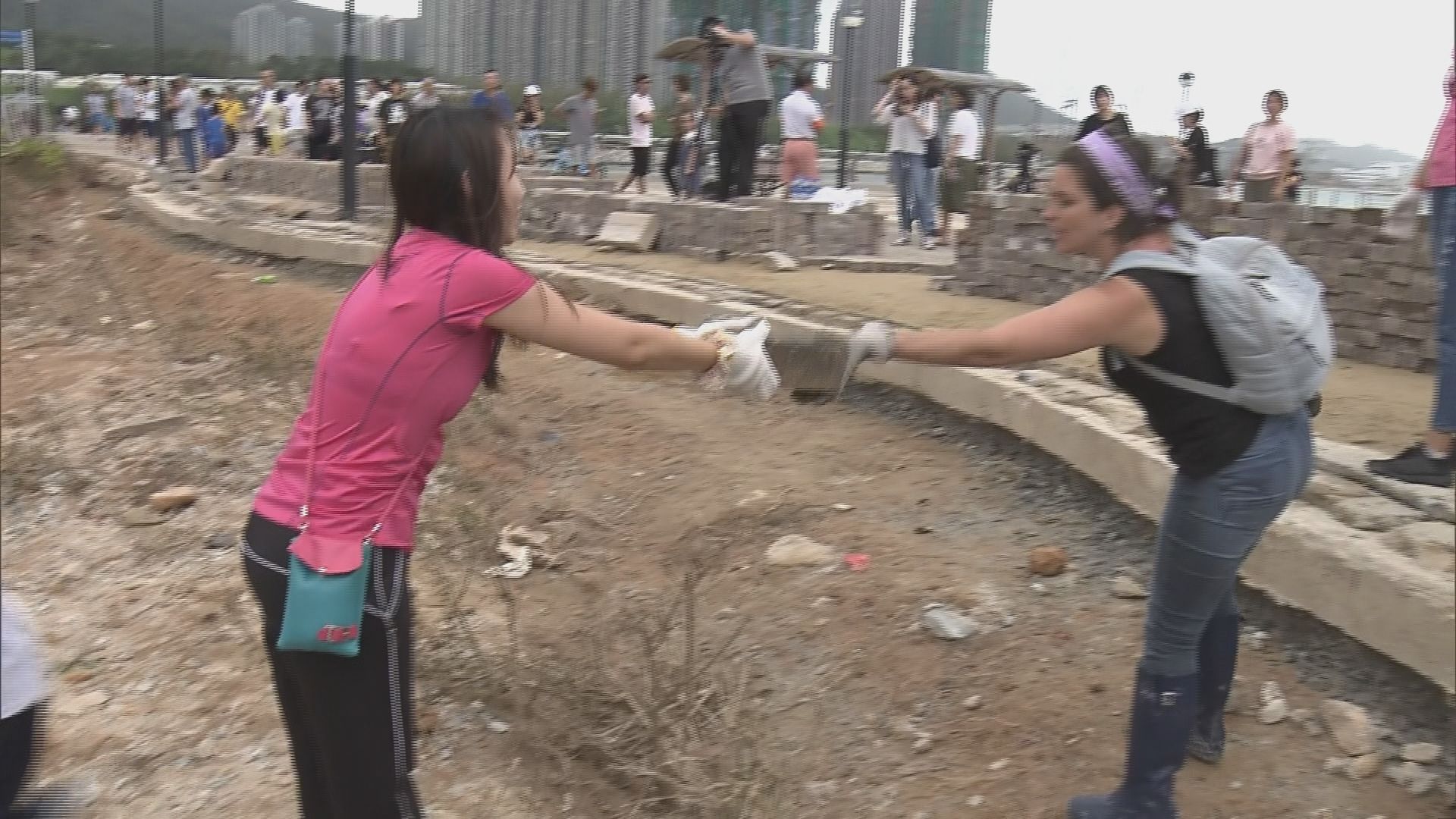 將軍澳居民自發清理海濱長廊