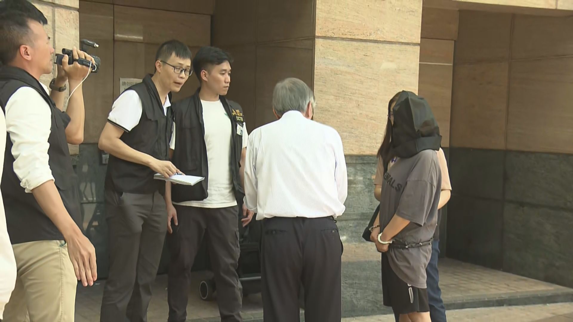 將軍澳綁架案重組案情 疑犯重演嬰兒車行李箱運走男童