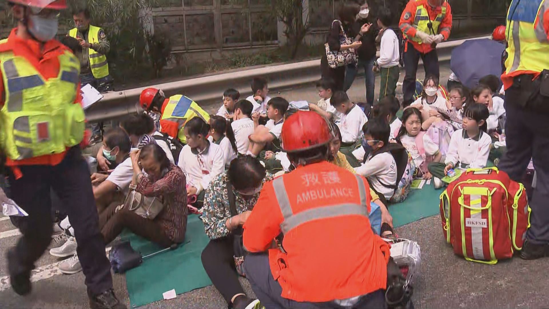 將軍澳道五車相撞至少75人受傷