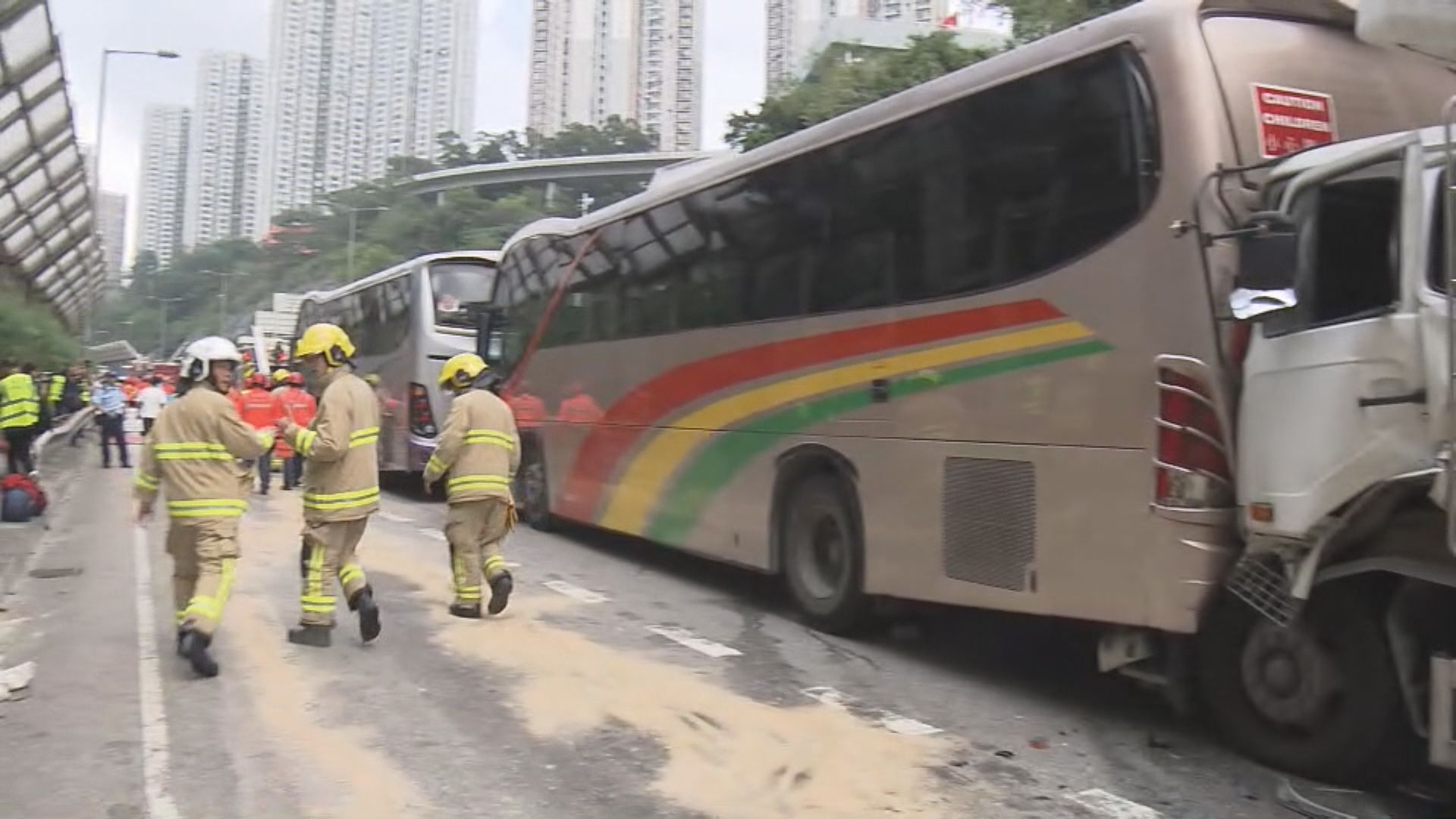 將軍澳道五車相撞　87人受傷
