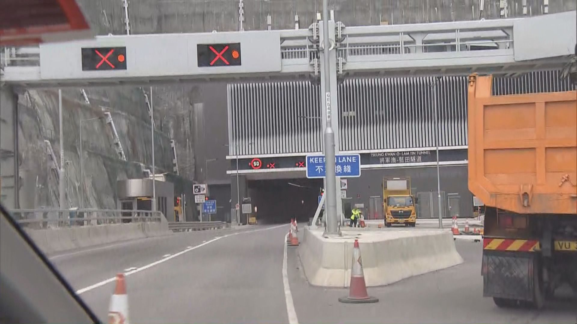 將藍隧道私家車起火 往九龍方向管道全封