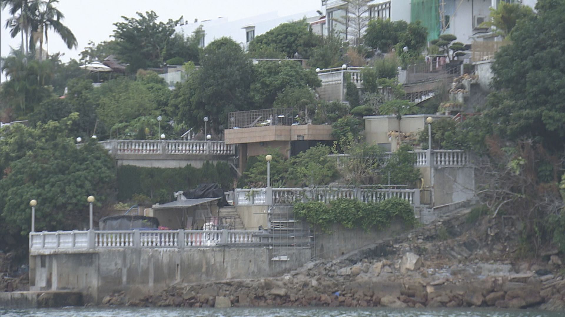 蟠龍半島多間臨海獨立屋僭建平台 測量師認為有風險