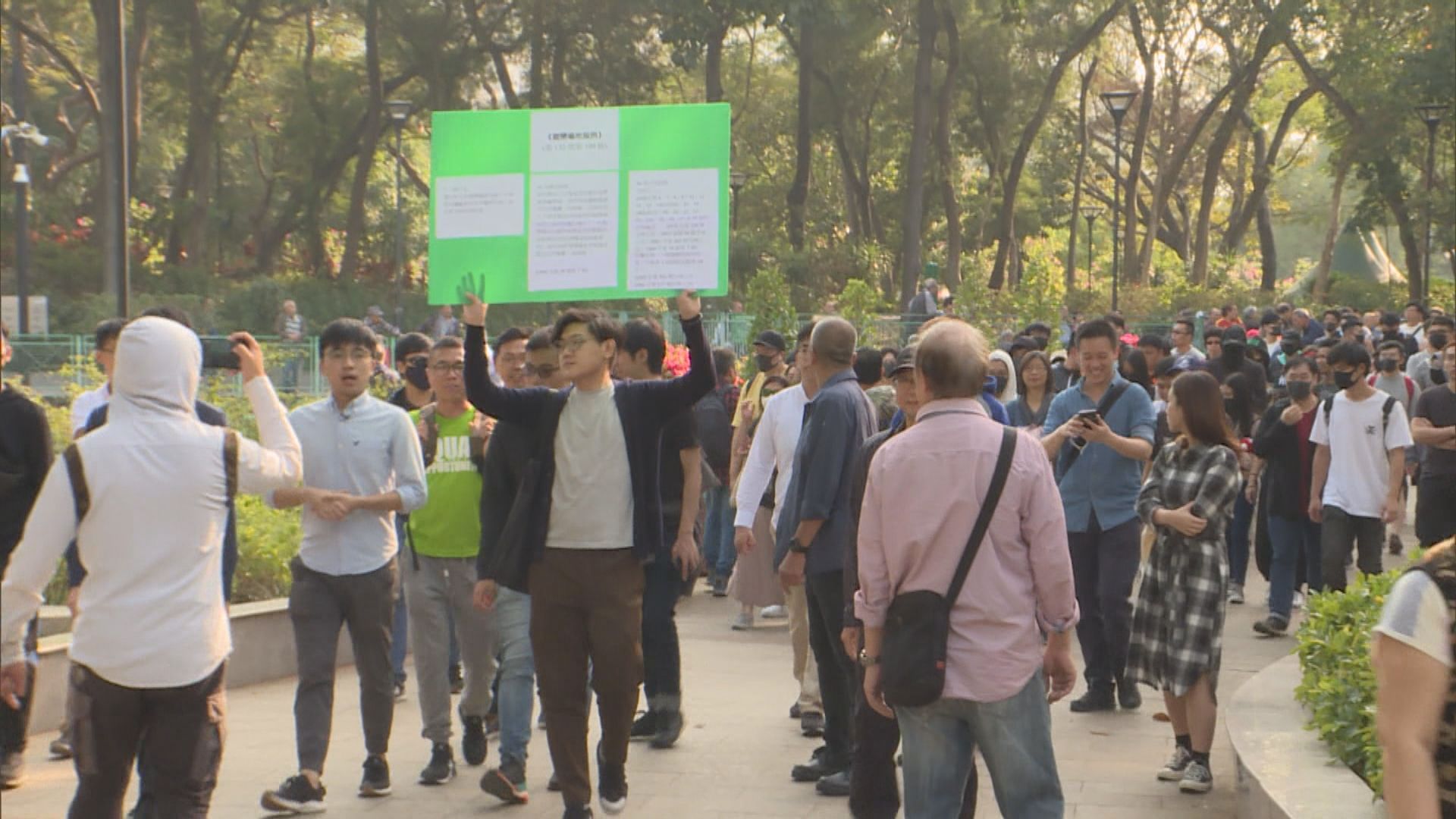 區議員輪流巡視　屯門公園歌舞表演減少