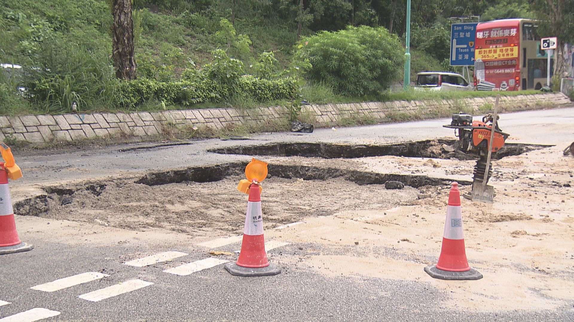 青山公路近屯利街再有水管滲漏　晚上11時停水維修
