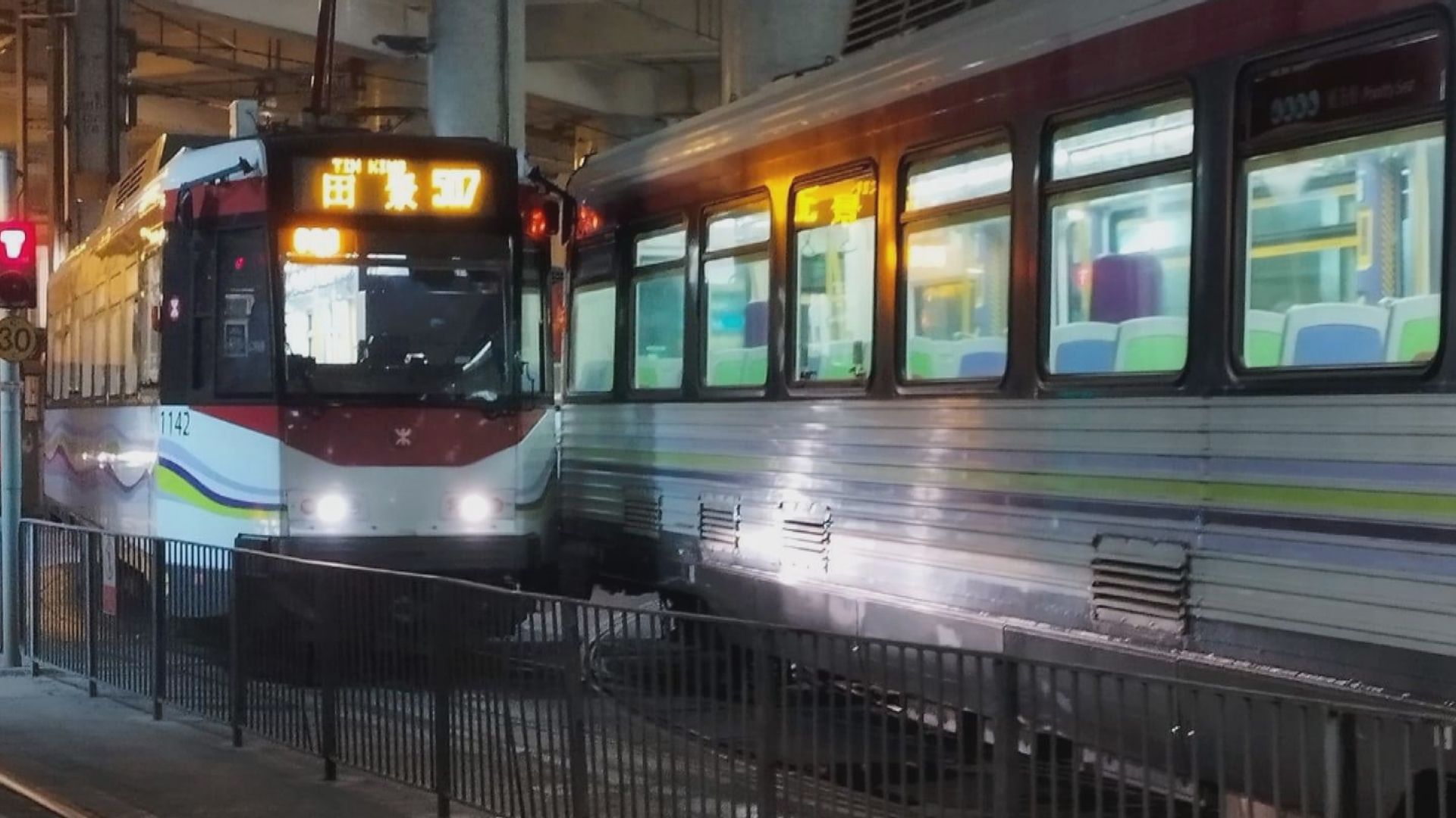 屯門碼頭站有兩架輕鐵相撞