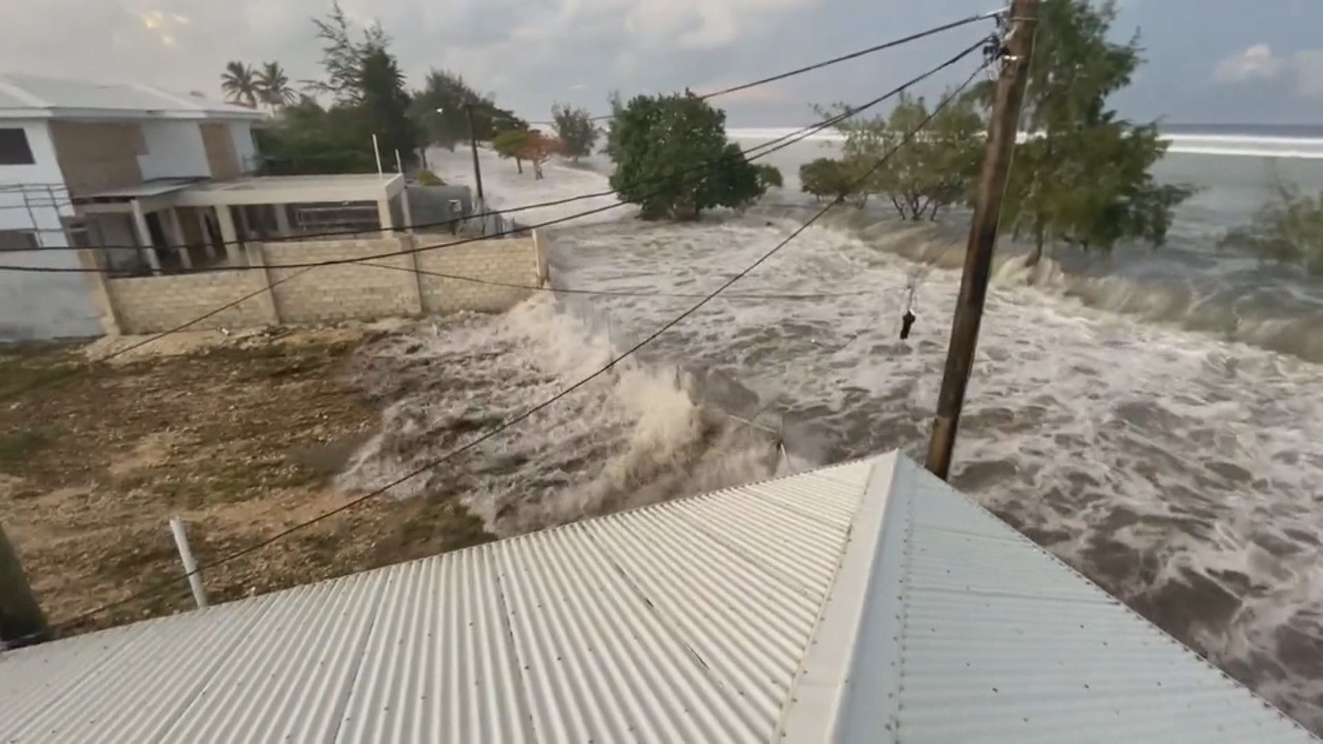 消息指湯加主島西部於海嘯中損毀嚴重