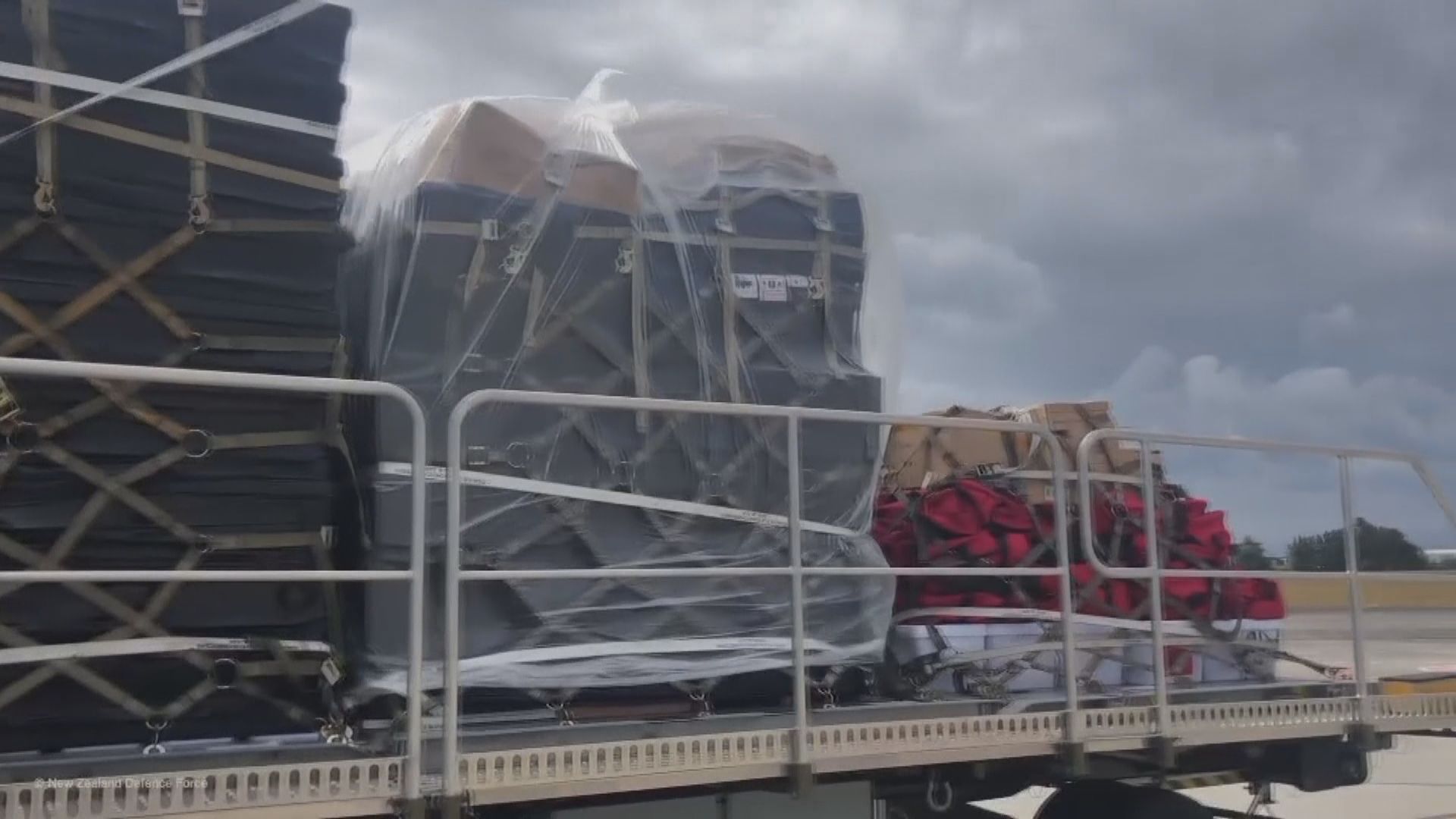 各國陸續空運緊急物資到湯加　湯加進入緊急狀態為期約一個月