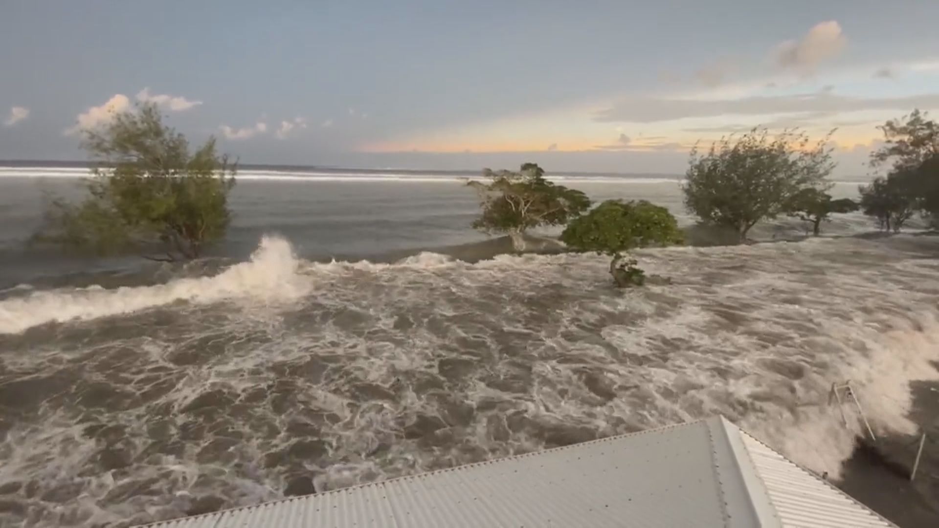 島國湯加海底火山爆發引發海嘯