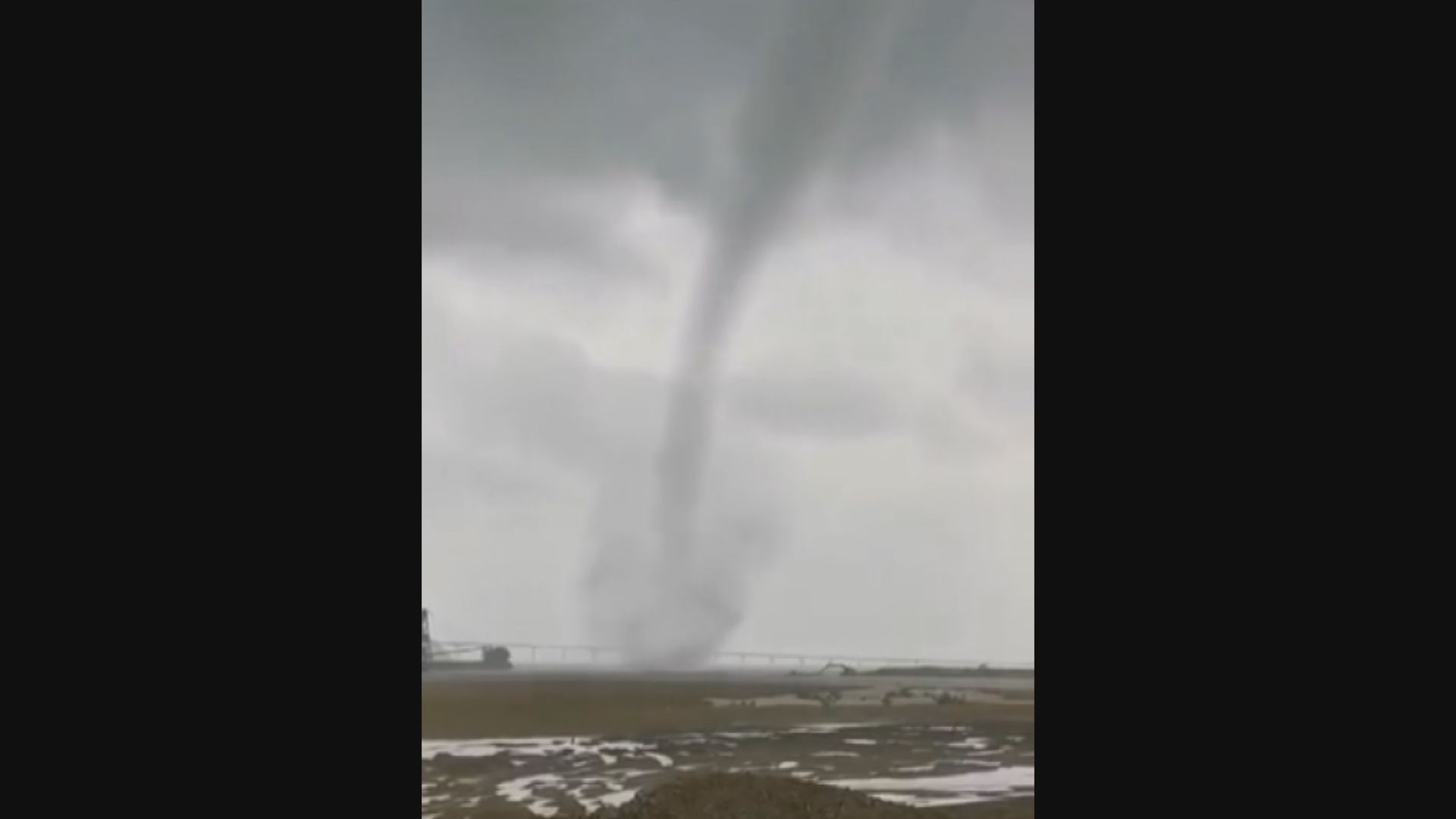 赤鱲角三跑地盤附近現水龍捲　天文台上載短片