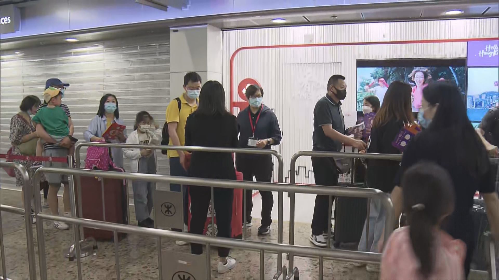 假期大批旅客訪港　有旅客指房價太貴只留港一日